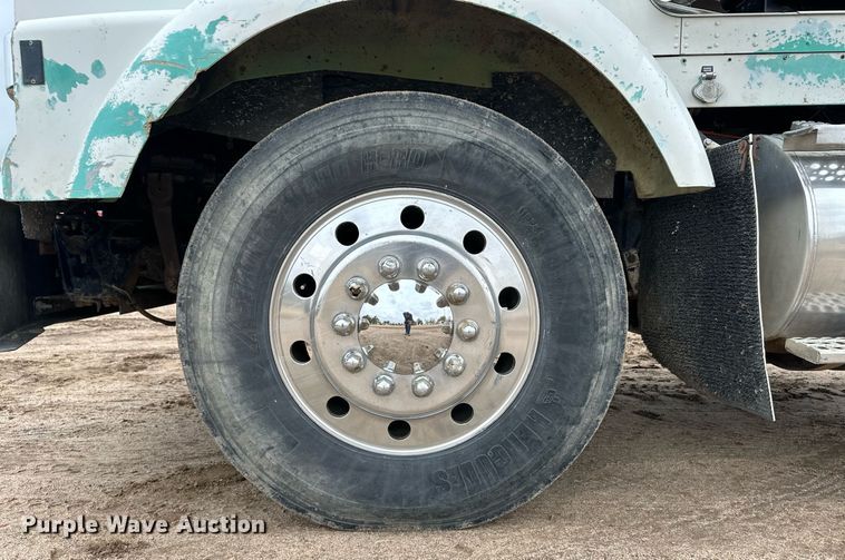 image for item DQ3181 1994 Kenworth T800 semi truck