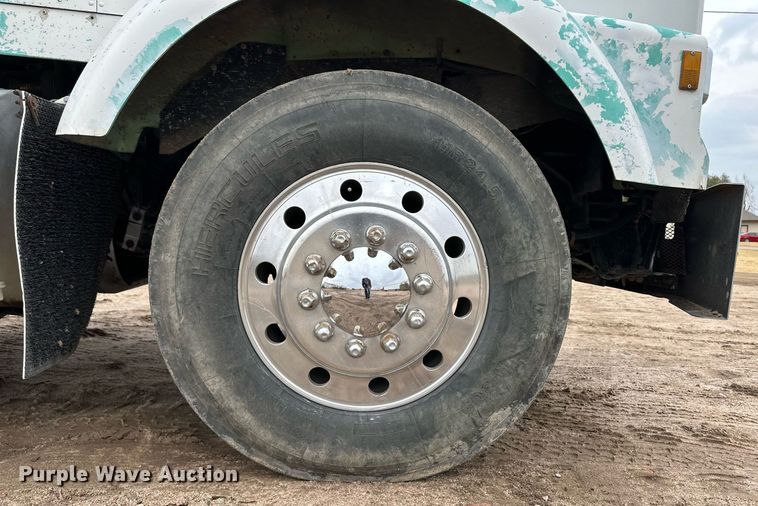 image for item DQ3181 1994 Kenworth T800 semi truck