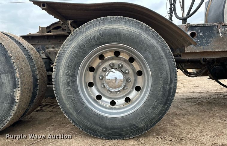 image for item DQ3181 1994 Kenworth T800 semi truck