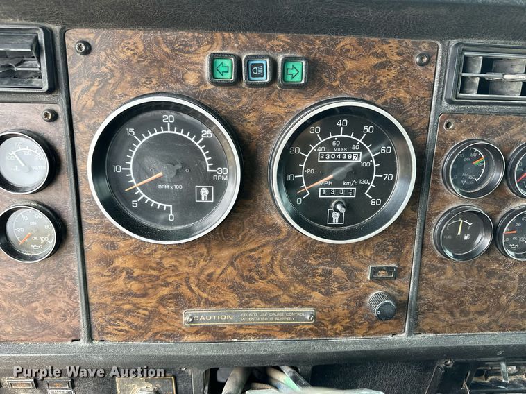 image for item DQ3183 1991 Kenworth T800 dump truck