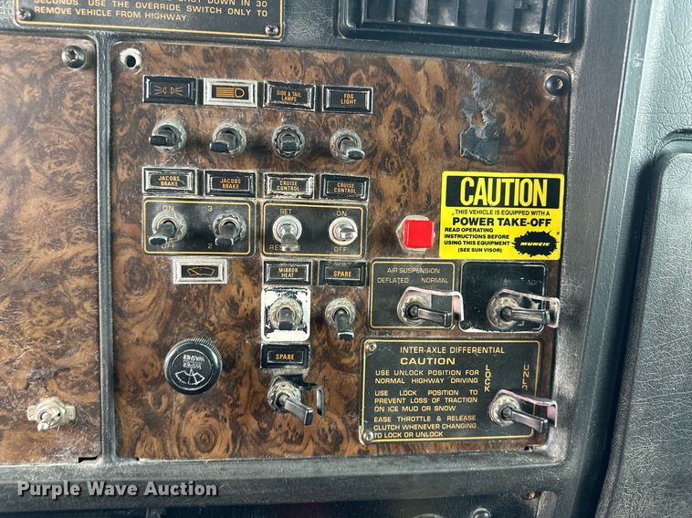 image for item DQ3183 1991 Kenworth T800 dump truck