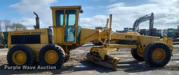 image for item DQ3745 1990 John Deere 670 motor grader