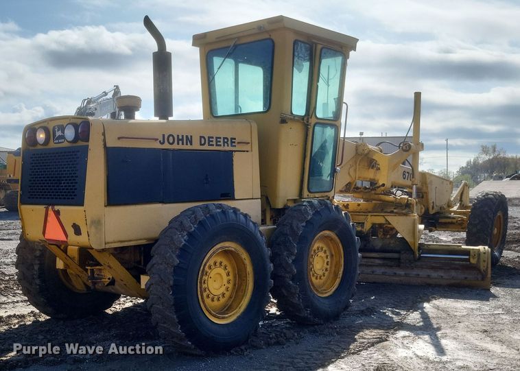 image for item DQ3745 1990 John Deere 670 motor grader