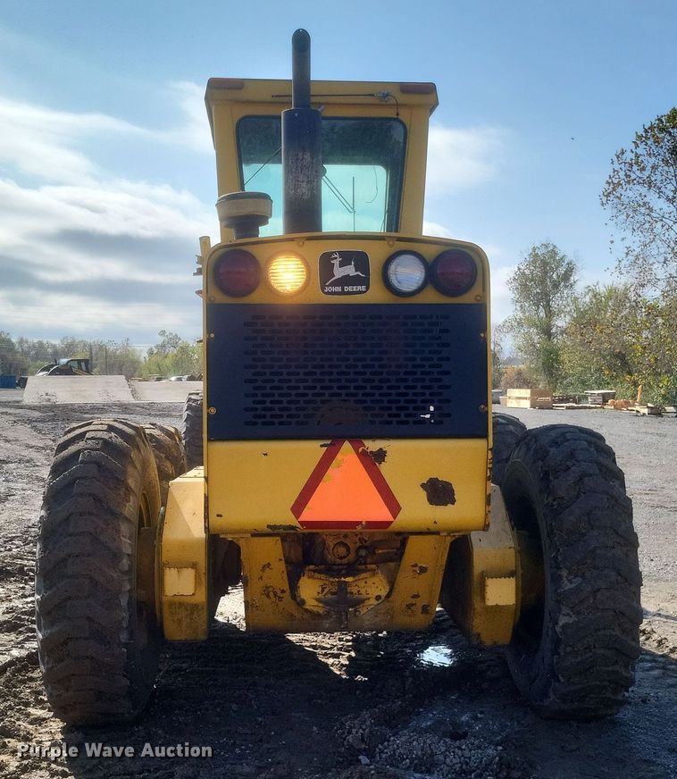 image for item DQ3745 1990 John Deere 670 motor grader