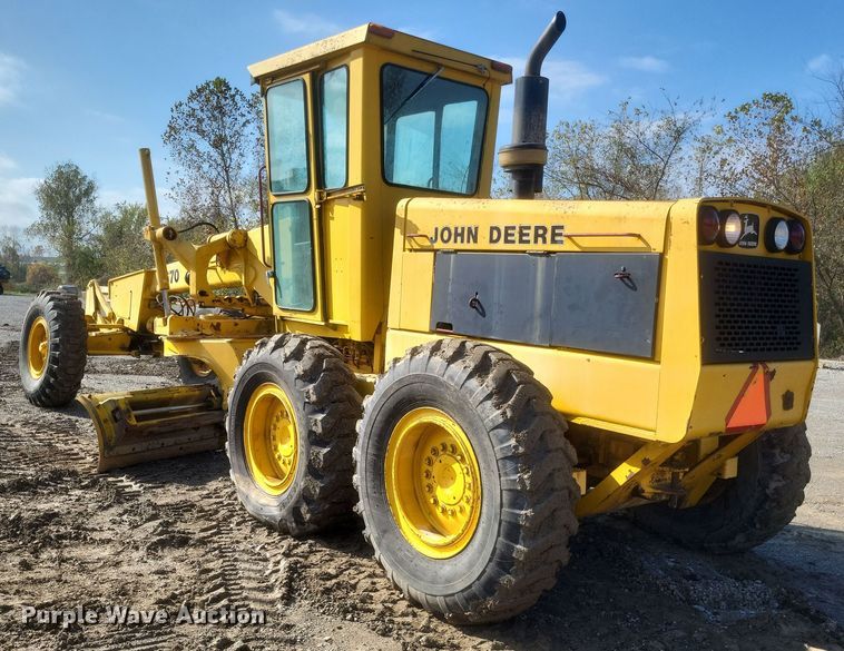 image for item DQ3745 1990 John Deere 670 motor grader