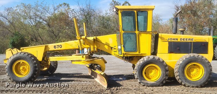 image for item DQ3745 1990 John Deere 670 motor grader
