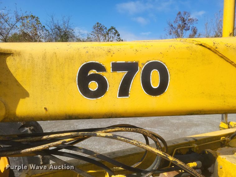 image for item DQ3745 1990 John Deere 670 motor grader