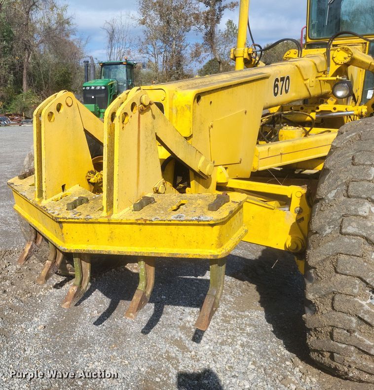 image for item DQ3745 1990 John Deere 670 motor grader