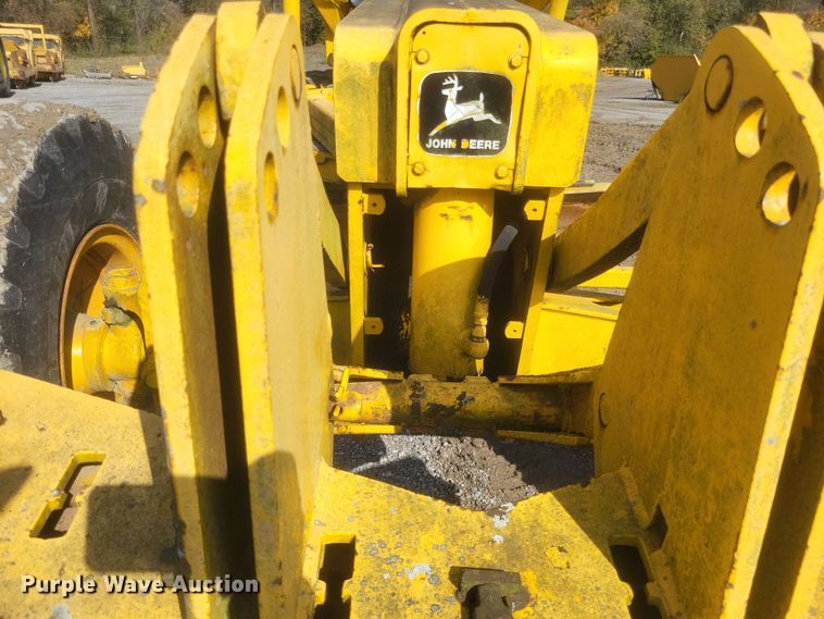 image for item DQ3745 1990 John Deere 670 motor grader