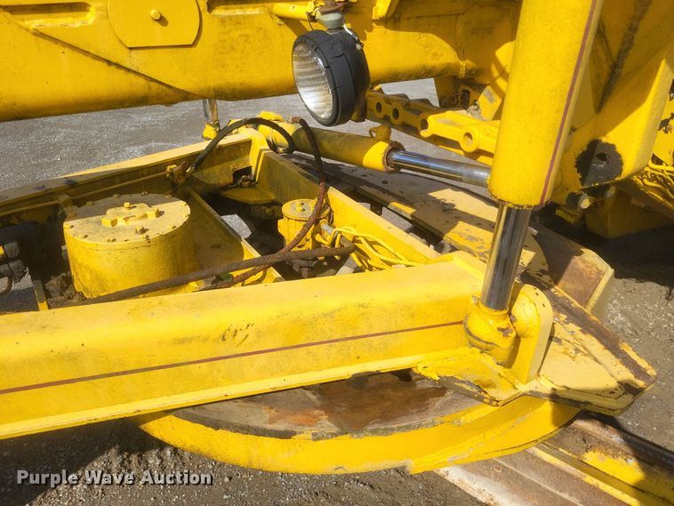 image for item DQ3745 1990 John Deere 670 motor grader