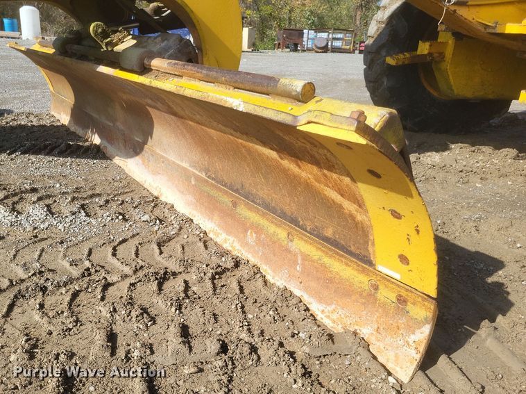 image for item DQ3745 1990 John Deere 670 motor grader