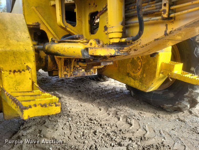 image for item DQ3745 1990 John Deere 670 motor grader