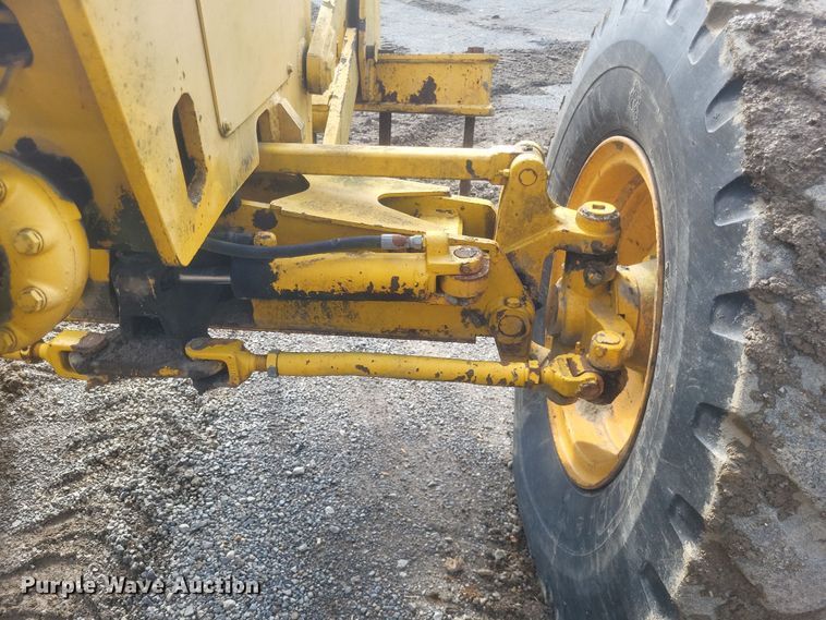 image for item DQ3745 1990 John Deere 670 motor grader