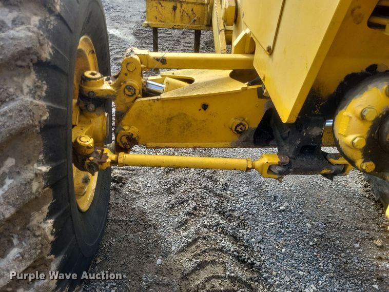 image for item DQ3745 1990 John Deere 670 motor grader