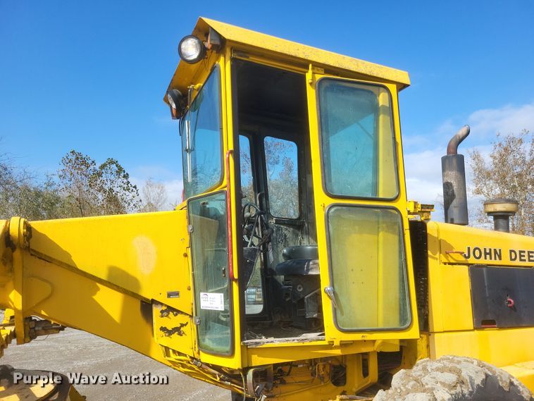 image for item DQ3745 1990 John Deere 670 motor grader