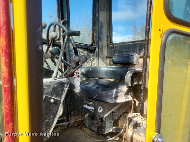 image for item DQ3745 1990 John Deere 670 motor grader