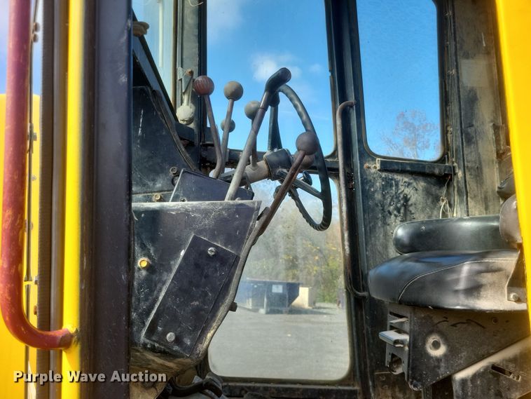 image for item DQ3745 1990 John Deere 670 motor grader