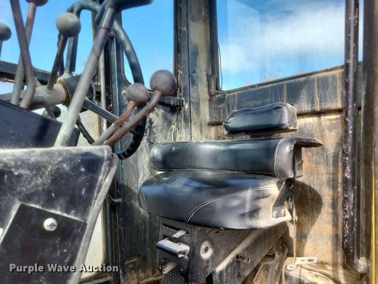 image for item DQ3745 1990 John Deere 670 motor grader