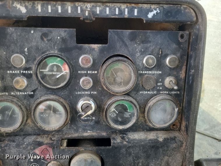 image for item DQ3745 1990 John Deere 670 motor grader