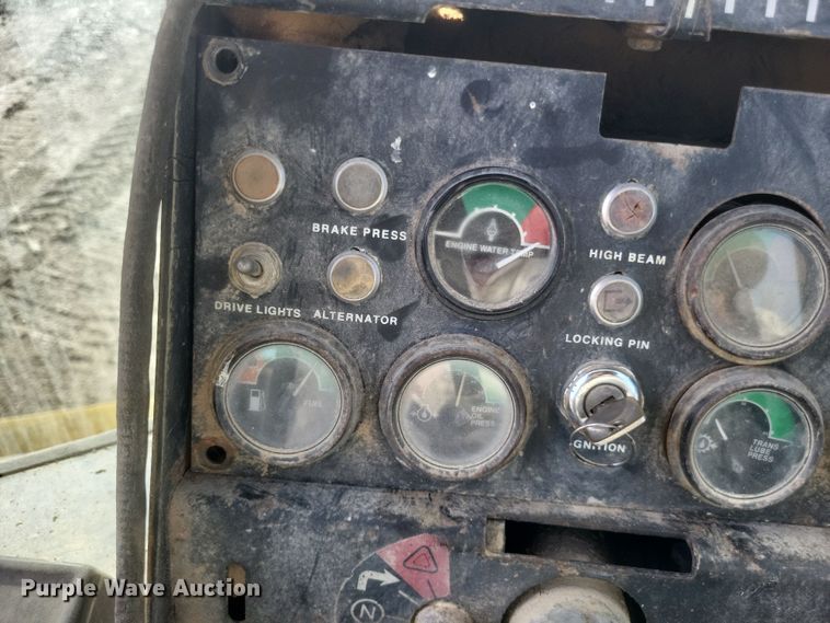 image for item DQ3745 1990 John Deere 670 motor grader