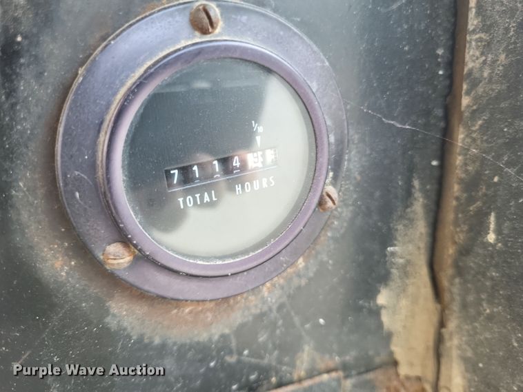 image for item DQ3745 1990 John Deere 670 motor grader