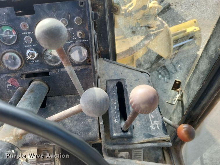 image for item DQ3745 1990 John Deere 670 motor grader