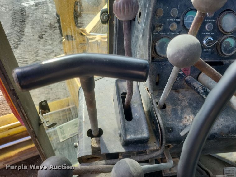 image for item DQ3745 1990 John Deere 670 motor grader