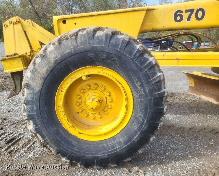 image for item DQ3745 1990 John Deere 670 motor grader