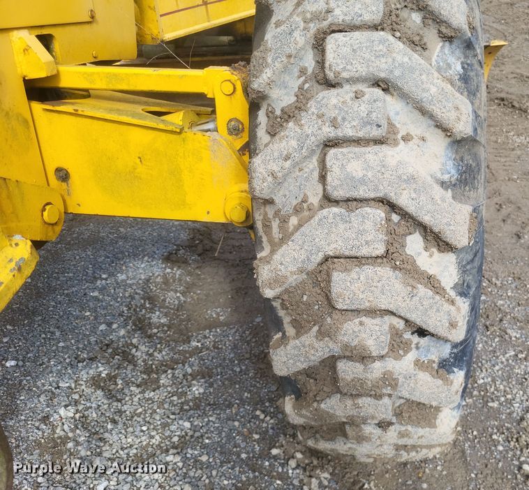 image for item DQ3745 1990 John Deere 670 motor grader