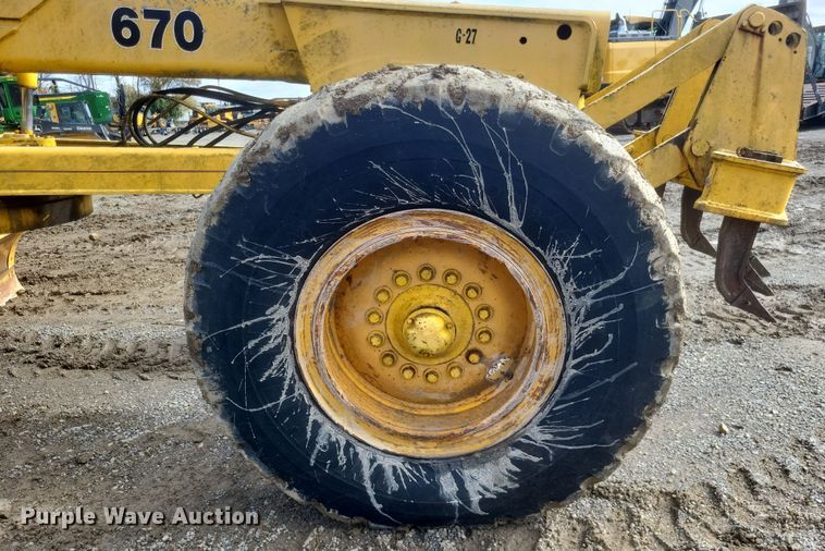 image for item DQ3745 1990 John Deere 670 motor grader