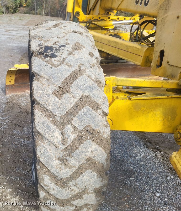 image for item DQ3745 1990 John Deere 670 motor grader