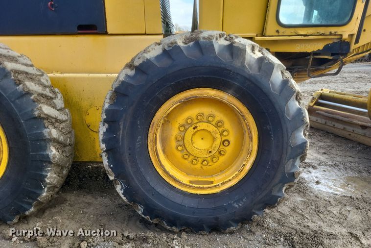 image for item DQ3745 1990 John Deere 670 motor grader