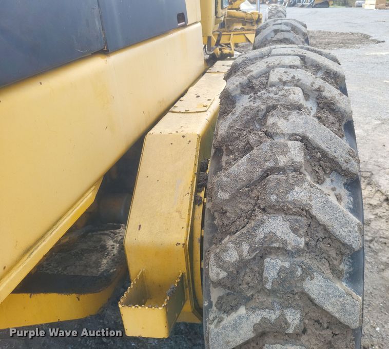 image for item DQ3745 1990 John Deere 670 motor grader