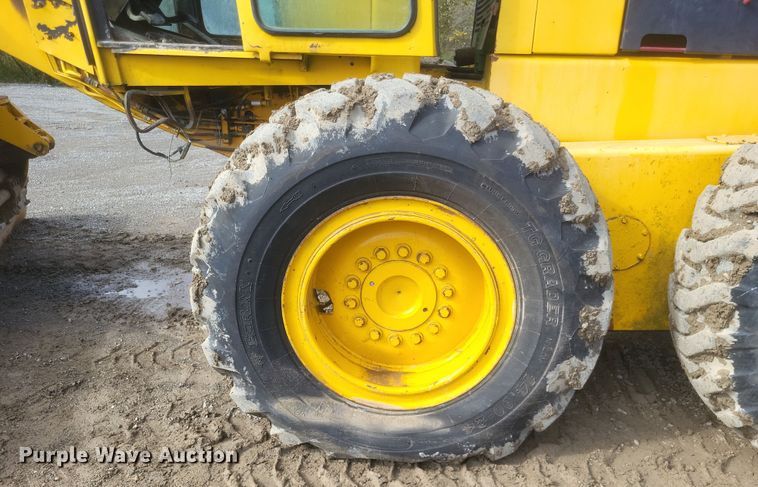 image for item DQ3745 1990 John Deere 670 motor grader