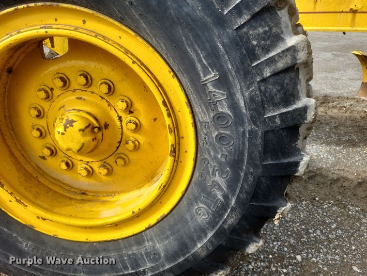 image for item DQ3745 1990 John Deere 670 motor grader