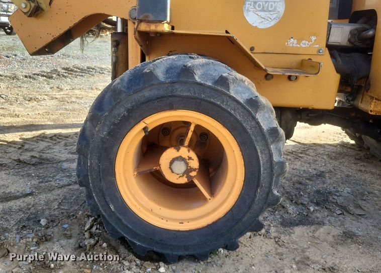 image for item DQ3785 Case Maxi Sneaker Series C vibratory cable plow