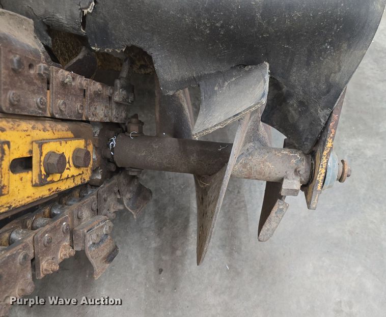 image for item DQ5299 1999 Vermeer V2050 trencher