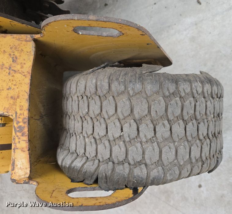 image for item DQ5299 1999 Vermeer V2050 trencher