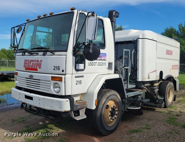 image for item DR4314 2004 Sterling SC8000 street sweeper truck