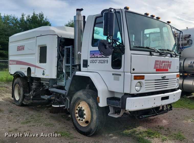 image for item DR4314 2004 Sterling SC8000 street sweeper truck