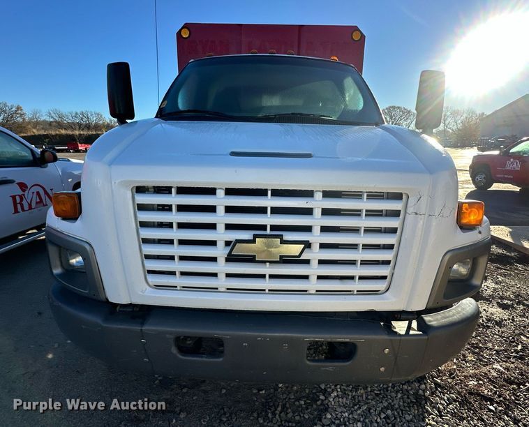 image for item DS3146 2006 Chevrolet C6500 chipper truck