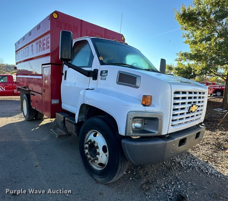 image for item DS3146 2006 Chevrolet C6500 chipper truck