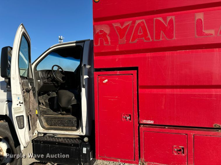 image for item DS3146 2006 Chevrolet C6500 chipper truck