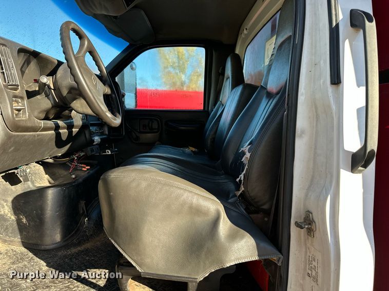 image for item DS3146 2006 Chevrolet C6500 chipper truck