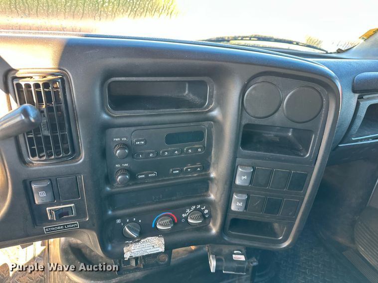 image for item DS3146 2006 Chevrolet C6500 chipper truck