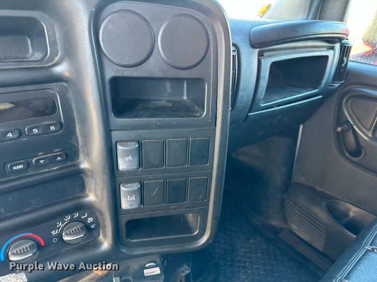 image for item DS3146 2006 Chevrolet C6500 chipper truck