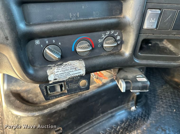 image for item DS3146 2006 Chevrolet C6500 chipper truck