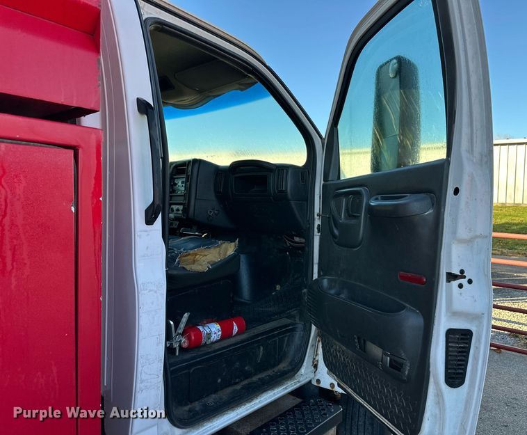 image for item DS3146 2006 Chevrolet C6500 chipper truck