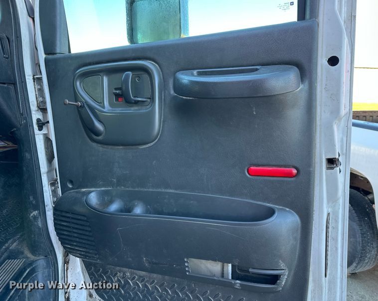 image for item DS3146 2006 Chevrolet C6500 chipper truck