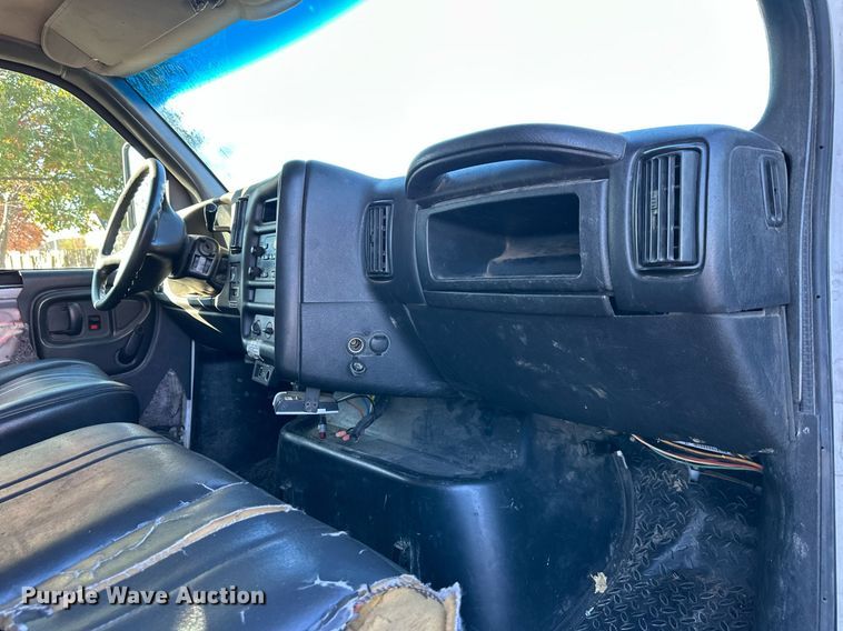 image for item DS3146 2006 Chevrolet C6500 chipper truck